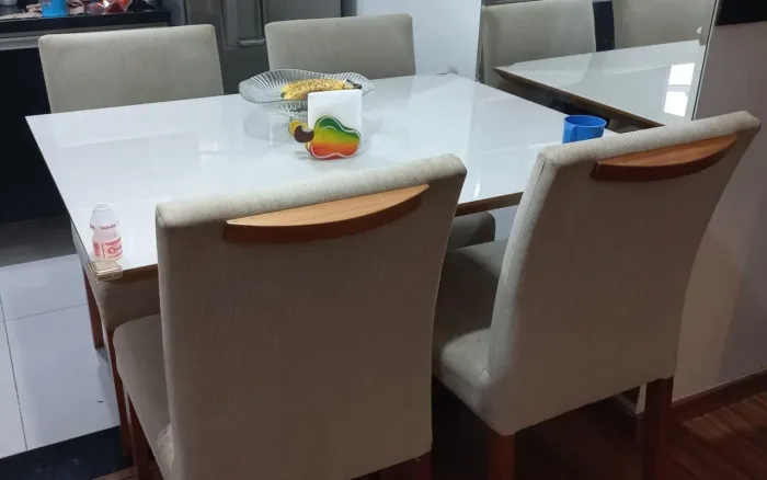 Mesa de jantar com 4 cadeiras