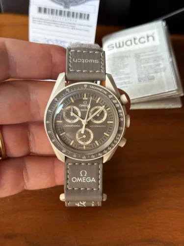 Relógio Omega x Swatch Bioceramic Moonswatch Mission To The Moon Desert 42mm