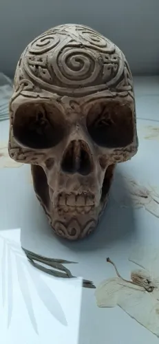 crânio celta de resina, em bom estado de conservação. Altura aproximada: 13 cm.