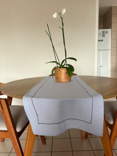 Passadeira de mesa em linho azul bebe com bordado