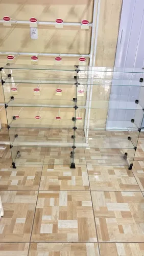Dois balcão de vidro