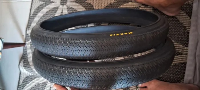 Pneus MAXXIS 20x1.75 BMX de Kevlar.