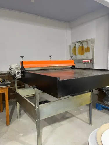 Máquina de Corte e Vinco para Papelão