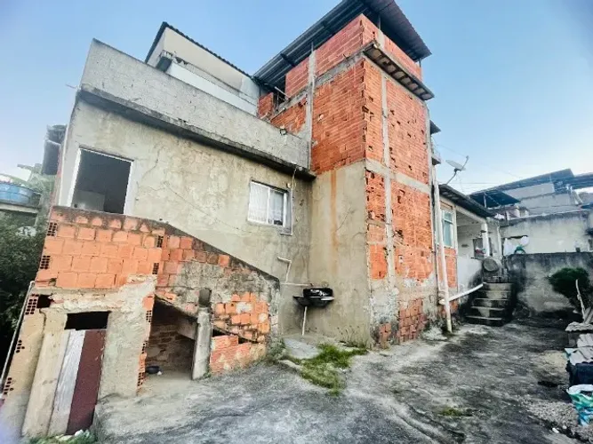 Casa duplex em Anchieta, 2 quartos, 2 banheiros, lavabo, sala e amplo quintal.