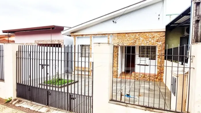 Casa com 3 dormitórios, 2 vagas no bairro vila Santana, próximo ao centro de Valinhos - SP