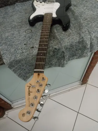 Guitarra fender stratocaster
