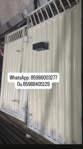 Portão seminovo em chapa galvanizada de duas bandas com social. Medindo 2,10 x 2,35.