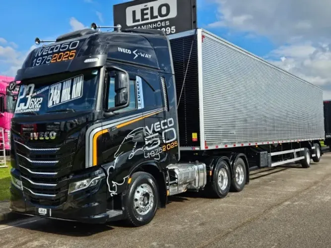 Iveco S-way 480 6x2 Ano 2023 Suspensão Mola Baixo Km único Dono Carreta Baú 2 Eixos 30 plt