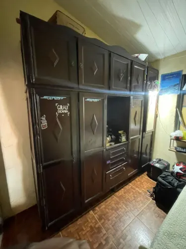 Guarda roupa de madeira maciça