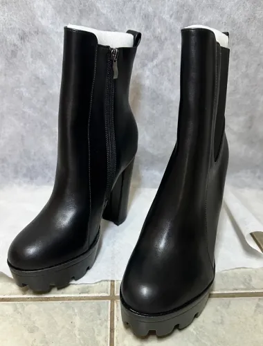 Bota cano médio com salto