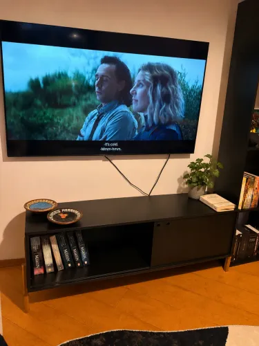 Rack retrô preto com pés de madeira - excelente estado 140x35