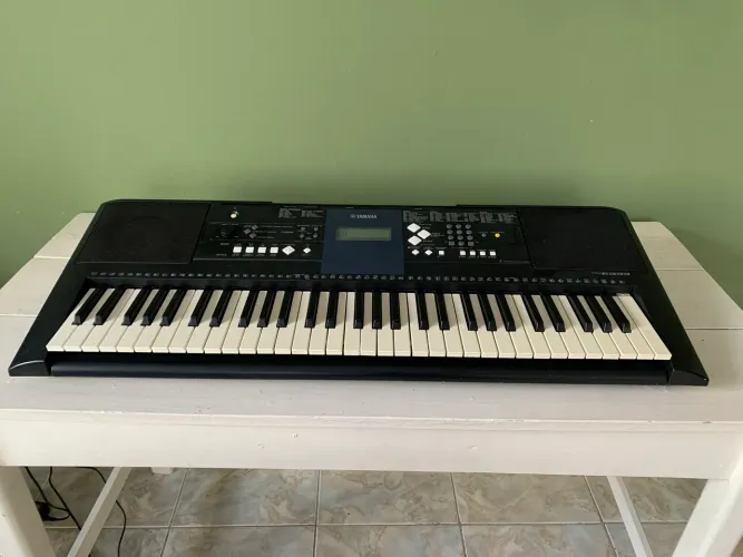 Teclado Yamaha PSR-E333 para conserto/peças