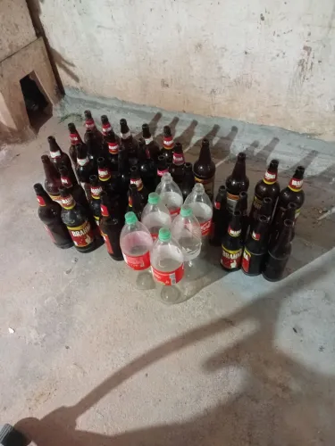 Vendo garrafas tudo por 70 reais são 80 garrafas