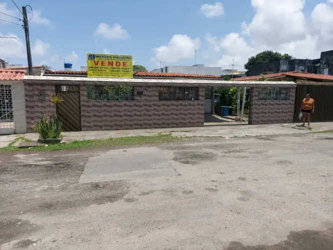 Casa para venda tem 450 metros quadrados com 4 quartos em Imbiribeira - Recife - PE