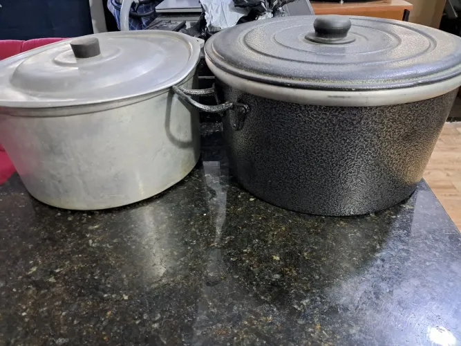 Duas panelas bem grandes por 180 as duas juntas, ou 100,00 cada uma 