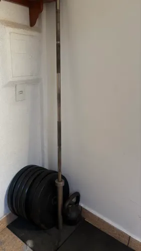 Barra olímpica + peso 10kg + Kettlebell 20kg