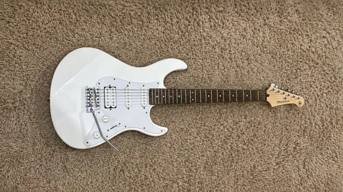 Guitarra Stratocaster Yamaha Pacífica 012