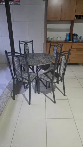 Vendo mesa redonda de granito 4 cadeiras