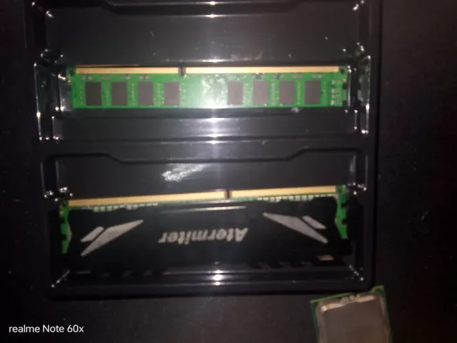 2 pentes de memória ram ddr3 um total de 16 gigas na frequência 1600ghzz
