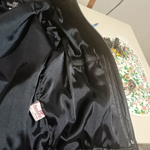 Vendo belíssima jaqueta em couro legítimo,pouquíssimo usada ,uma barbada !