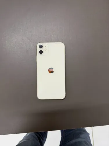 Vendo iPhone 11, 64 GB, sem marcas de uso, acompanha caixa e carregador original.