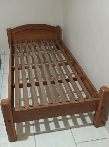 cama de solteiro em madeira angelim