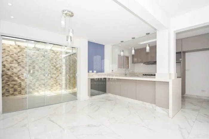 Excelente Sobrado Triplex com 3 Quartos em Condomínio Fechado!