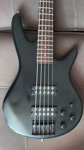 Baixo Ibanez 5 cordas