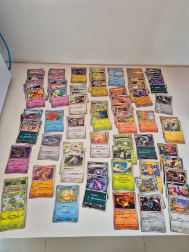 110 cartas Pokémon SEM REPETIDAS. Coleções 151, PAF, MEG, CRI, PFL