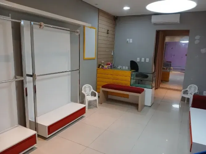 Sala na Jovita Feitosa proximo a Bancos, Super Mercados, Escolas e Farmácias.