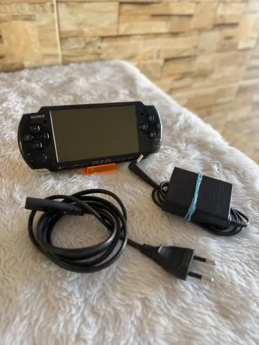 PSP 3010 com cartão SD 32GB + Carregador original ( faço envio )