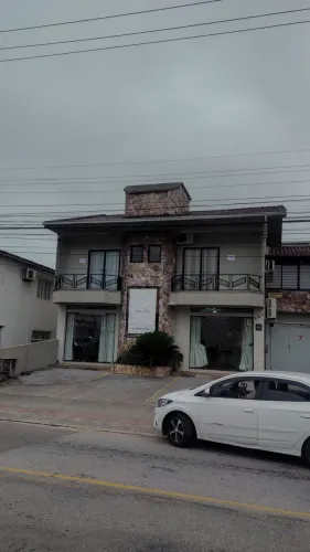 Alugo casa bem localizada
