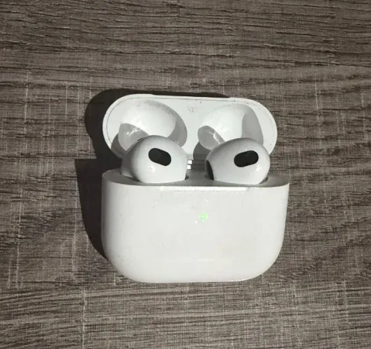 AirPods Apple 3ª geração original modelo A2564 firmware 6F21, funcionando perfeitamente