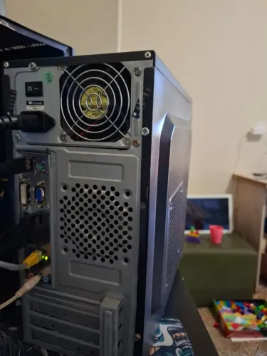 VENDO - CPU PARA TRABALHO ESTUDO E JOGOS LEVES I3 + 16 GB DE RAM. (ACEITO TROCAS)