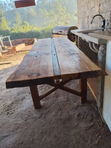 Mesa rústica, com borda orgânica de madeira maciça pré finalizada