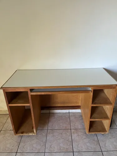 Mesa de estudos de madeira