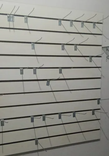 Painel canaletado com ganchos