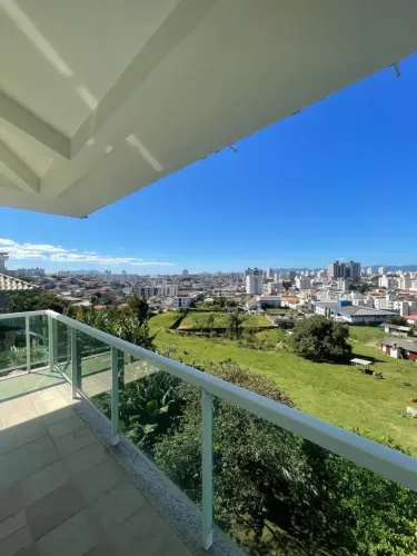 Casa com arquitetura belíssima, pouco habitada e com potencial para melhorias.