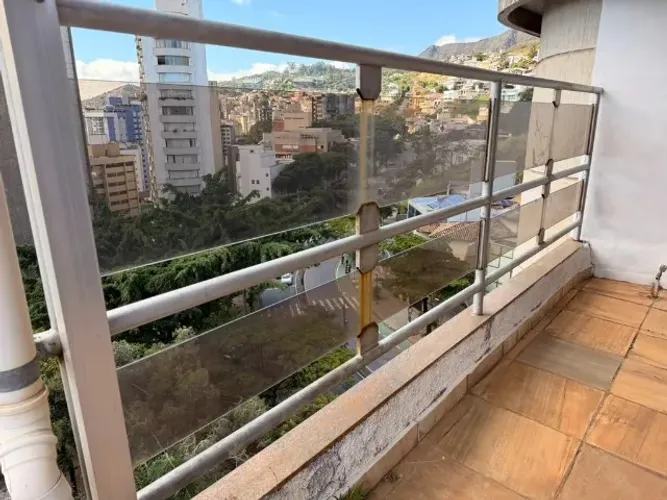 Guarda-corpo metálico com vidro fumê - 4,17 metros - retirado de reforma