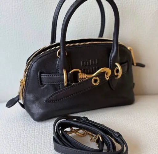 Bolsa miu miu de mão - acompanha alça maior 