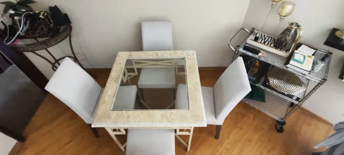 Mesa de Jantar com Tampo de Mármore e Vidro + 4 Cadeiras - R$ 900