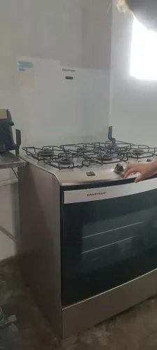 Um fogão cinco bocas