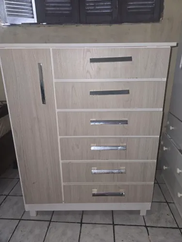 Cômoda 6 gavetas e uma mini porta