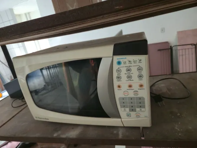 Micro-ondas Electrolux Mef30 branco com capacidade de 20 litros.