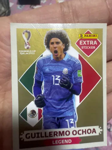 Figurinha extra Guilhermo ochoa 2022 ouro