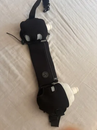 Pochete com garrafas de hidratação 