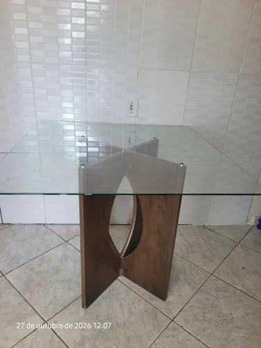 Mesa tampo de vidro e base de mdf