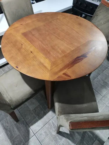 Mesa de madeira maciça com 4 cadeiras