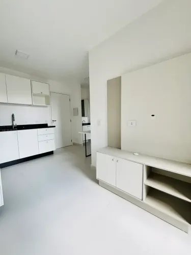 Apartamento 1 quarto semi-mobiliado | Primeira locação Cena Living