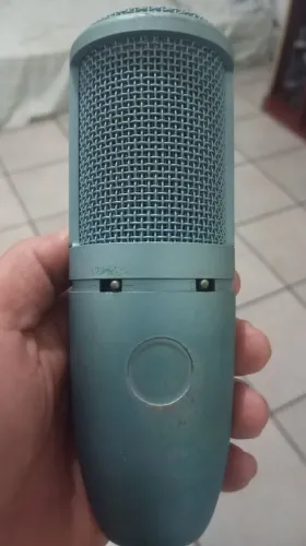Vendo um microfone AkG P120 condensador cardiode zinza semi novo e vai com cabo   conec